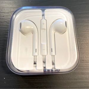 Apple EarPods Headphones wi/ 3.5 mm plug. Came with my IPhone 6s when new.